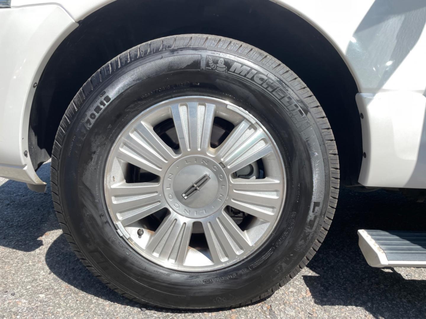 2013 WHITE LINCOLN NAVIGATOR BASE (5LMJJ2J50DE) with an 5.4L engine, Automatic transmission, located at 5103 Dorchester Rd., Charleston, SC, 29418-5607, (843) 767-1122, 36.245171, -115.228050 - Photo#27